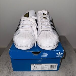 Superstar Adidas White/Black - Size 5.5
